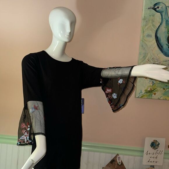 MERISKYE top  with sheer floral sleeve - Picture 2 of 8